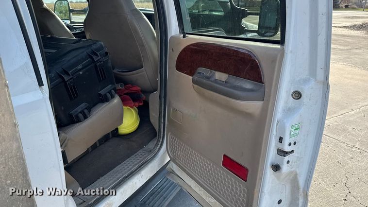 image for item EA2074 2001 Ford F350 Super Duty Crew Cab flatbed pickup truck