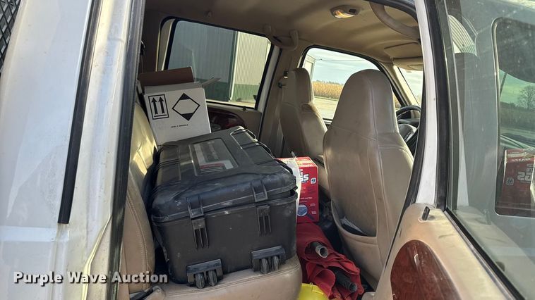 image for item EA2074 2001 Ford F350 Super Duty Crew Cab flatbed pickup truck