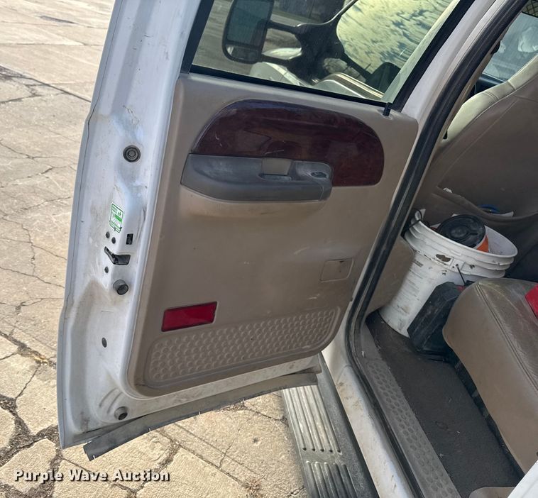 image for item EA2074 2001 Ford F350 Super Duty Crew Cab flatbed pickup truck