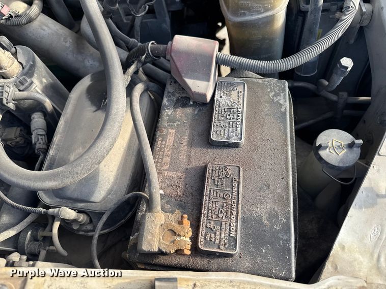 image for item EA2074 2001 Ford F350 Super Duty Crew Cab flatbed pickup truck