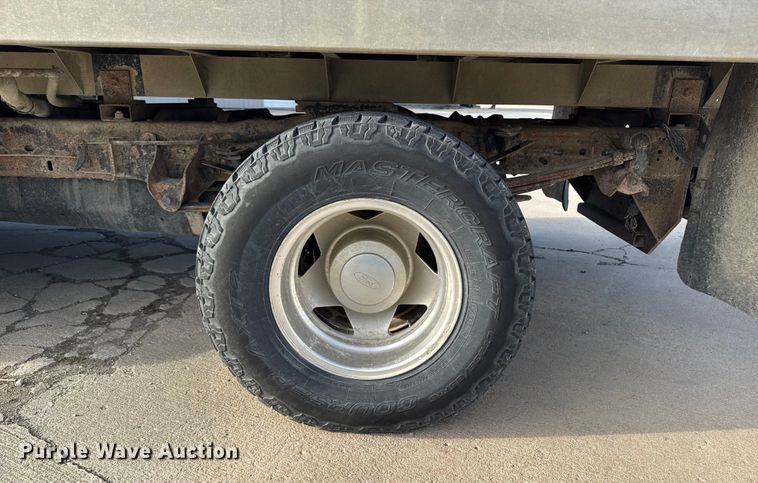 image for item EA2074 2001 Ford F350 Super Duty Crew Cab flatbed pickup truck