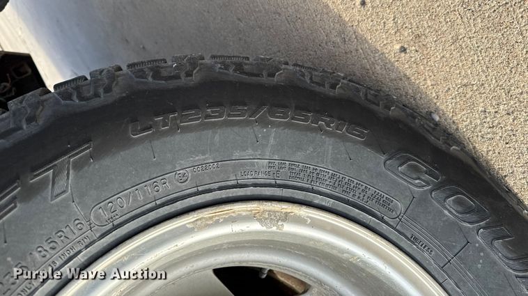 image for item EA2074 2001 Ford F350 Super Duty Crew Cab flatbed pickup truck