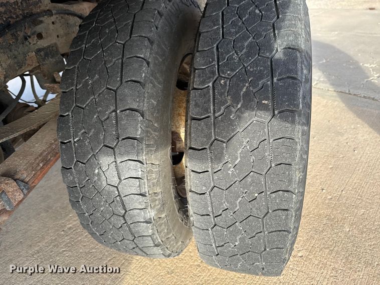 image for item EA2074 2001 Ford F350 Super Duty Crew Cab flatbed pickup truck