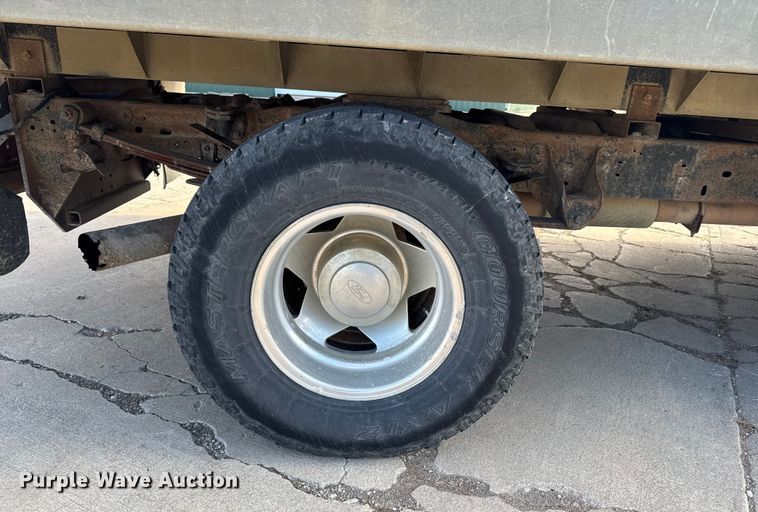 image for item EA2074 2001 Ford F350 Super Duty Crew Cab flatbed pickup truck