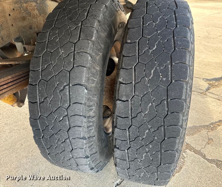 image for item EA2074 2001 Ford F350 Super Duty Crew Cab flatbed pickup truck