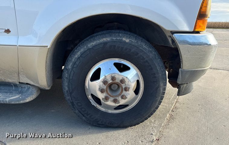 image for item EA2074 2001 Ford F350 Super Duty Crew Cab flatbed pickup truck