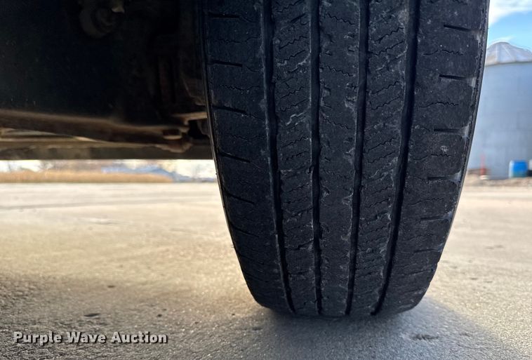 image for item EA2074 2001 Ford F350 Super Duty Crew Cab flatbed pickup truck