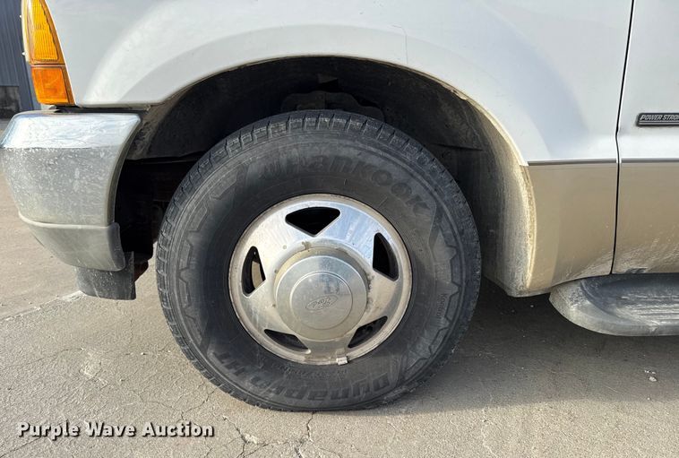 image for item EA2074 2001 Ford F350 Super Duty Crew Cab flatbed pickup truck