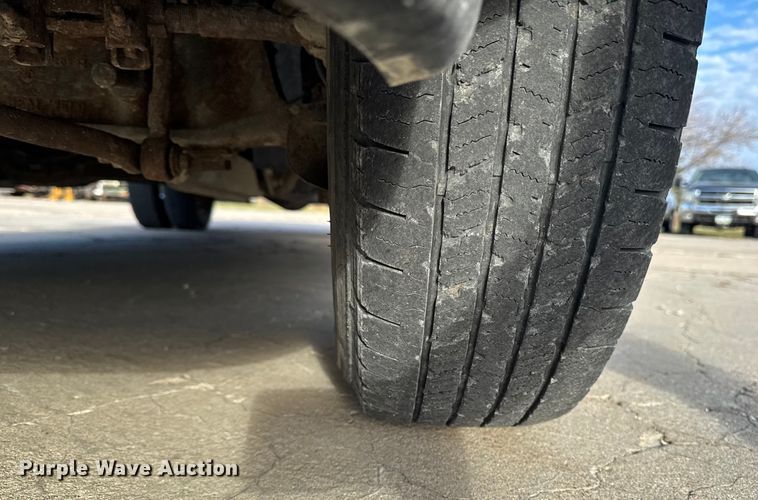 image for item EA2074 2001 Ford F350 Super Duty Crew Cab flatbed pickup truck