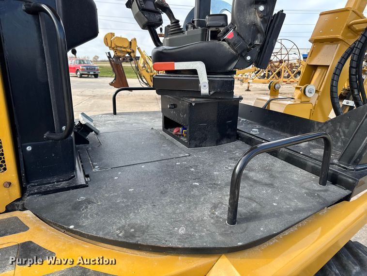 image for item EA2075 2023 Vermeer RTX1250i2 vibratory cable plow