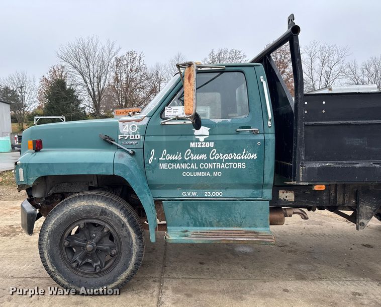 image for item EA2112 1994 Ford F700 dump truck
