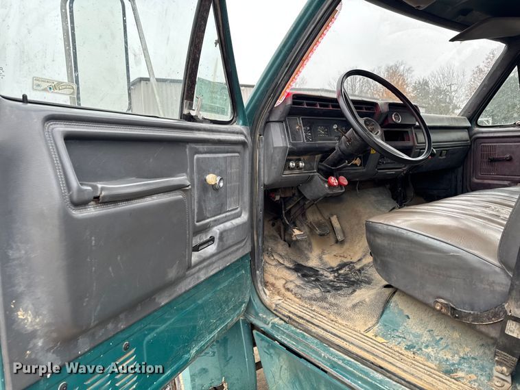 image for item EA2112 1994 Ford F700 dump truck