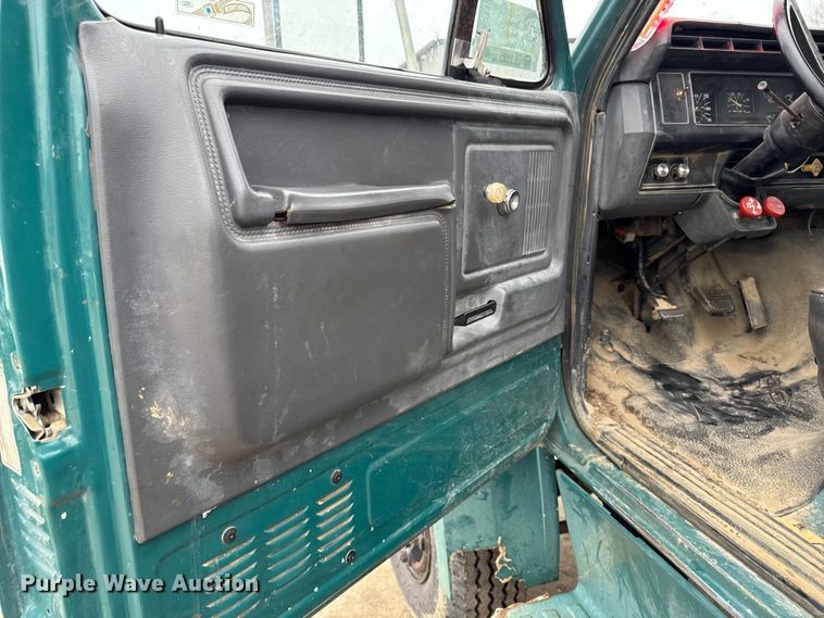 image for item EA2112 1994 Ford F700 dump truck