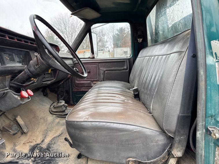 image for item EA2112 1994 Ford F700 dump truck