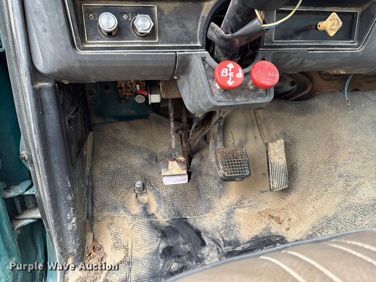 image for item EA2112 1994 Ford F700 dump truck