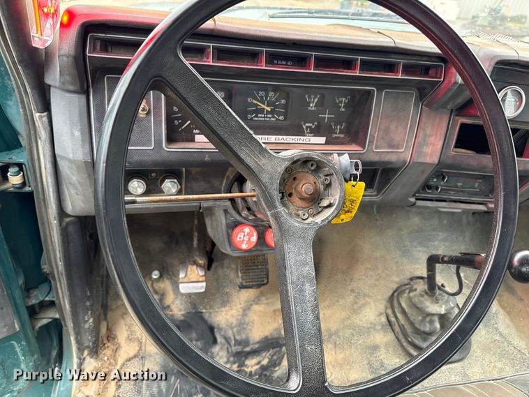 image for item EA2112 1994 Ford F700 dump truck