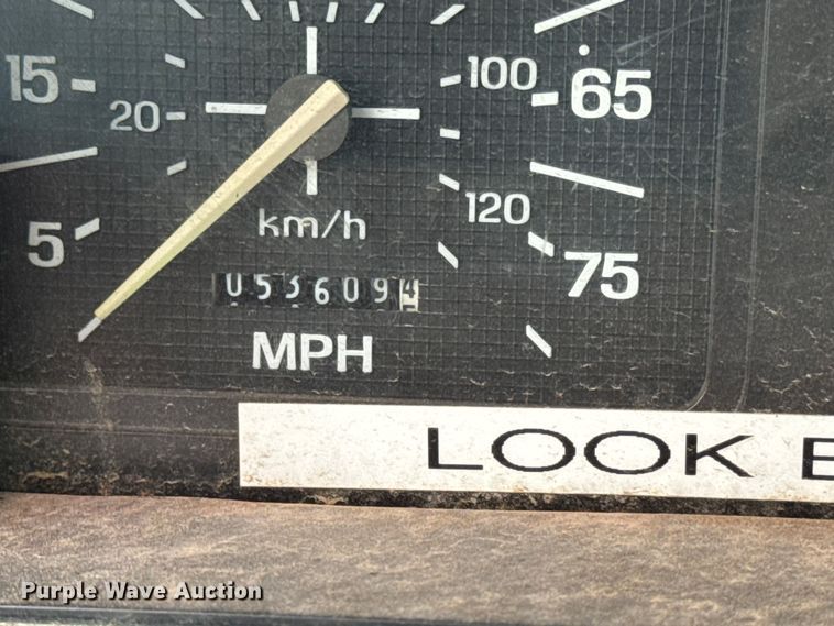 image for item EA2112 1994 Ford F700 dump truck