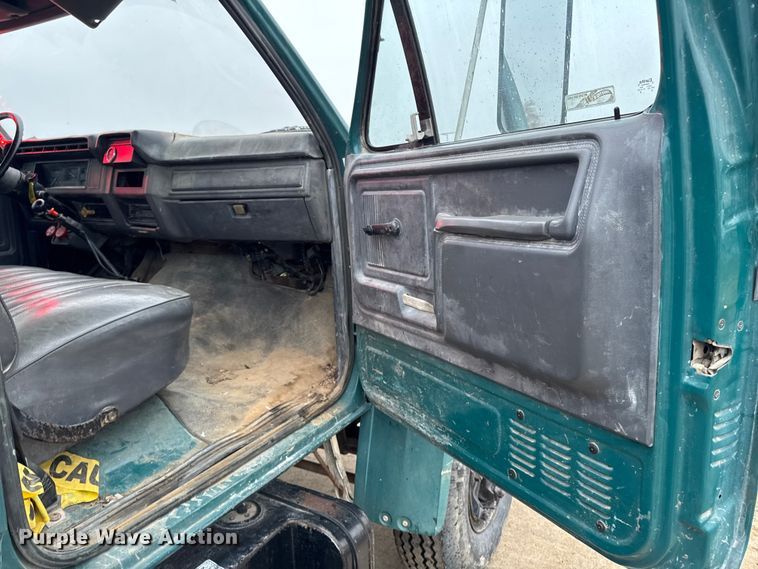 image for item EA2112 1994 Ford F700 dump truck