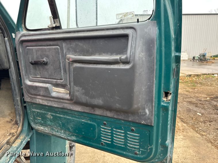 image for item EA2112 1994 Ford F700 dump truck