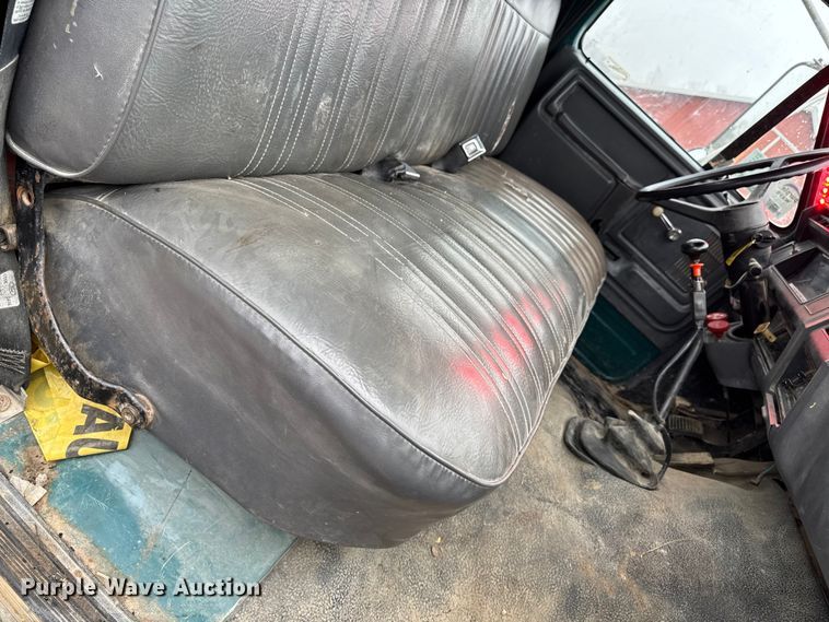 image for item EA2112 1994 Ford F700 dump truck