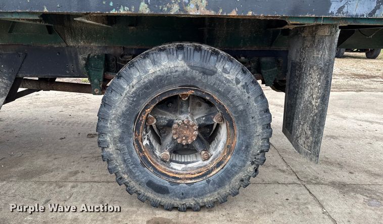 image for item EA2112 1994 Ford F700 dump truck