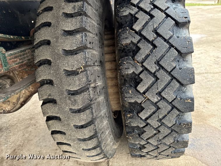 image for item EA2112 1994 Ford F700 dump truck