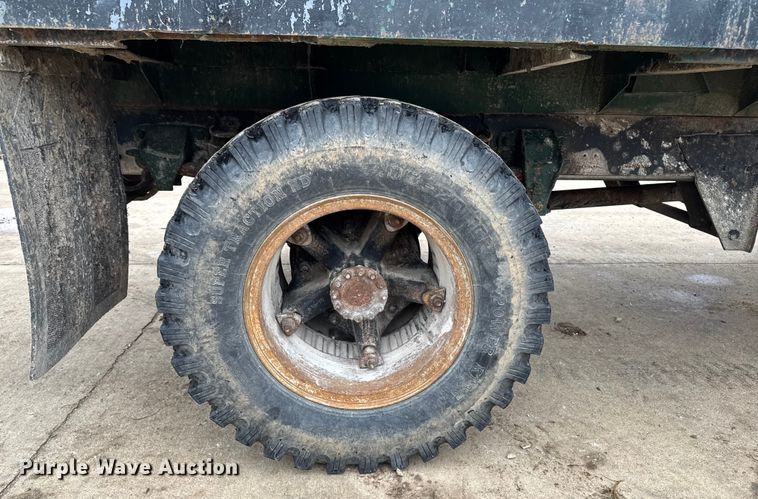 image for item EA2112 1994 Ford F700 dump truck