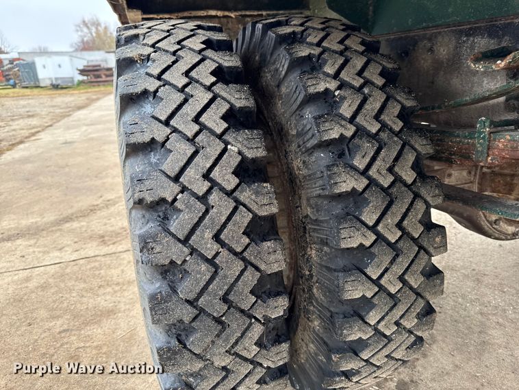 image for item EA2112 1994 Ford F700 dump truck