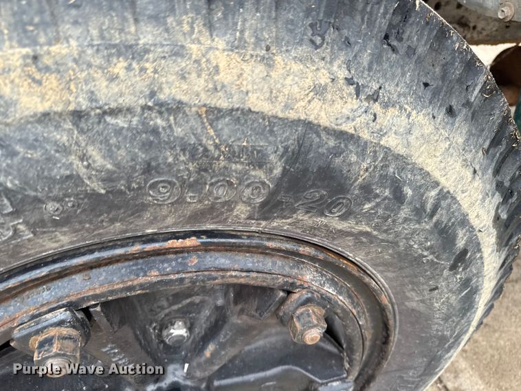 image for item EA2112 1994 Ford F700 dump truck