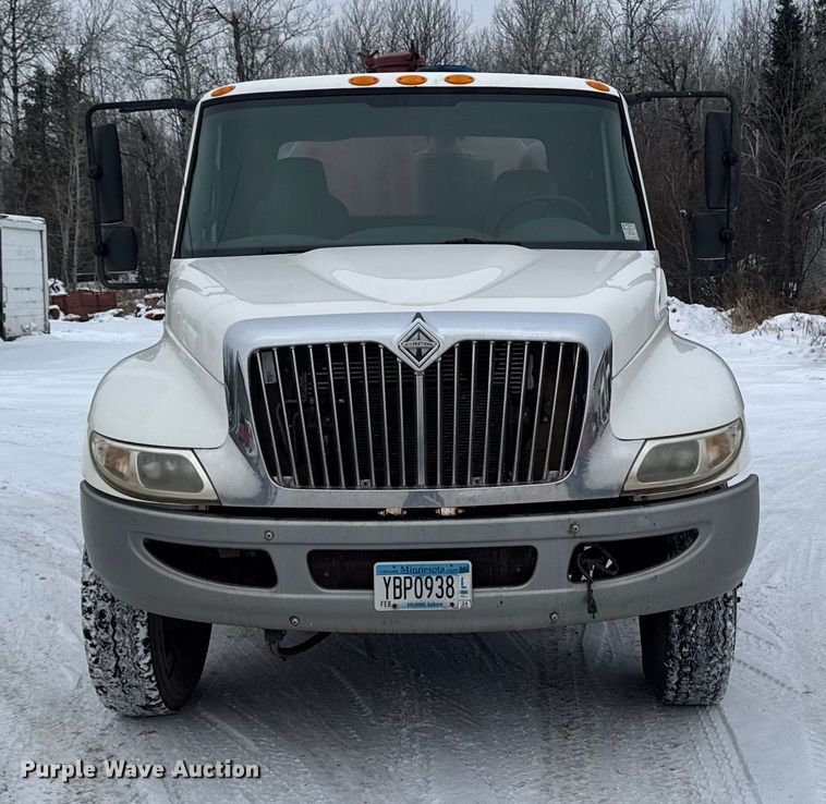 image for item EA2142 2002 International 4400 tank truck