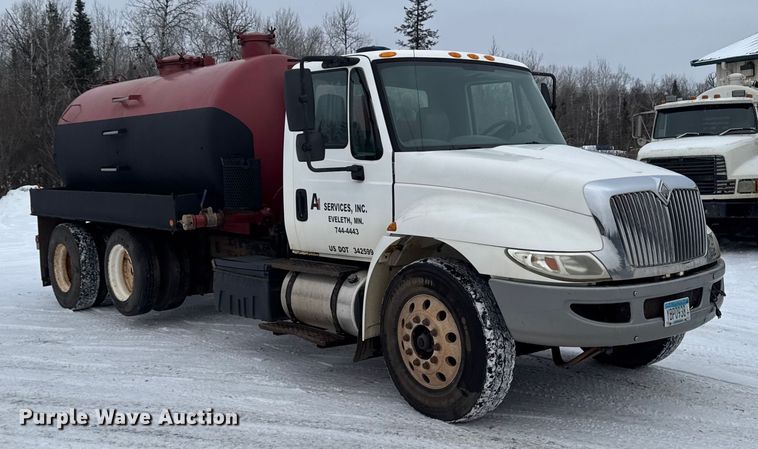 image for item EA2142 2002 International 4400 tank truck