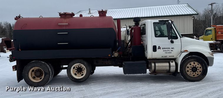 image for item EA2142 2002 International 4400 tank truck