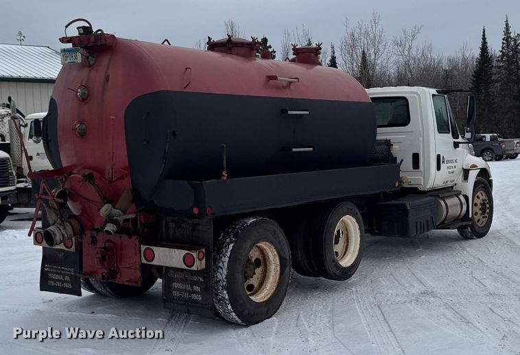 image for item EA2142 2002 International 4400 tank truck