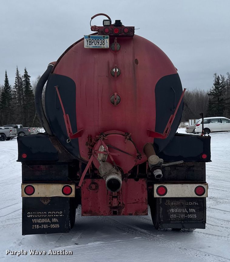 image for item EA2142 2002 International 4400 tank truck