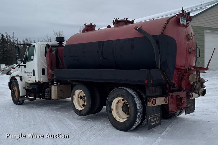 image for item EA2142 2002 International 4400 tank truck