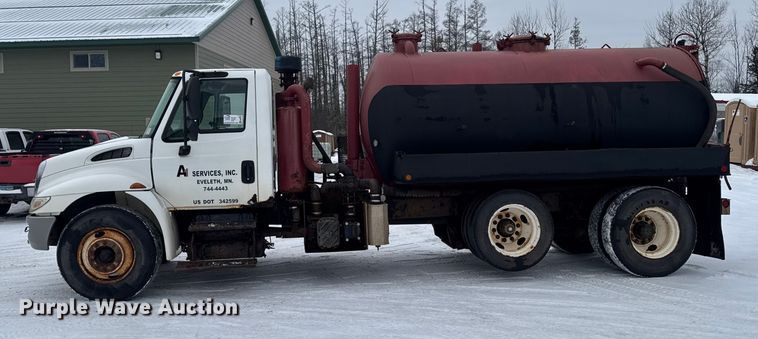 image for item EA2142 2002 International 4400 tank truck