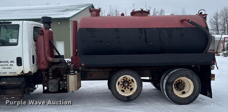 image for item EA2142 2002 International 4400 tank truck