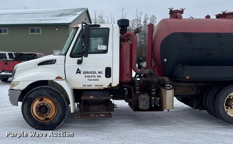 image for item EA2142 2002 International 4400 tank truck