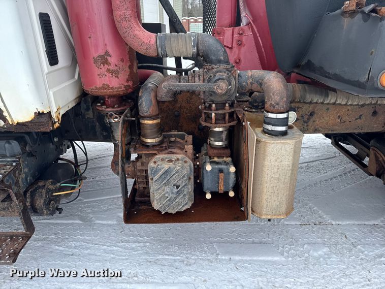 image for item EA2142 2002 International 4400 tank truck