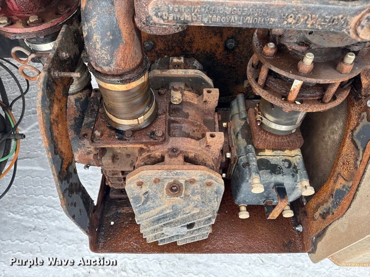 image for item EA2142 2002 International 4400 tank truck