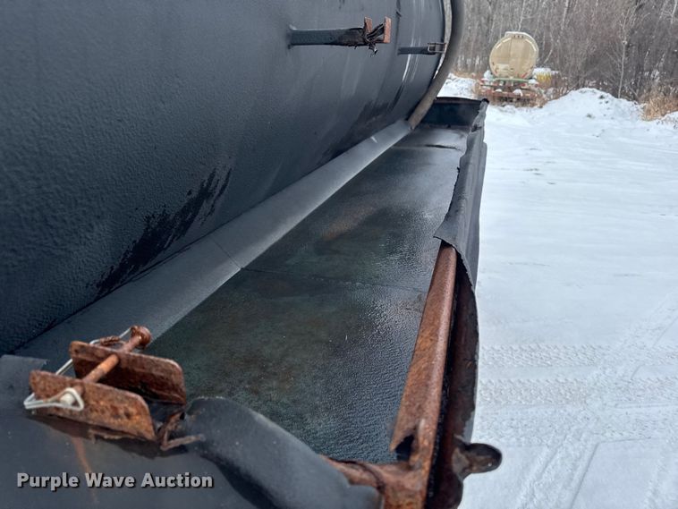 image for item EA2142 2002 International 4400 tank truck