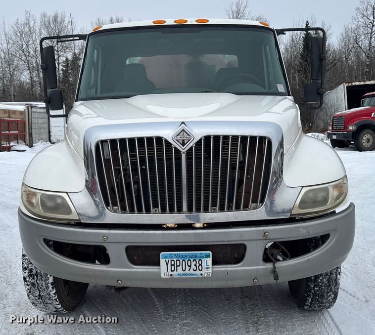 image for item EA2142 2002 International 4400 tank truck