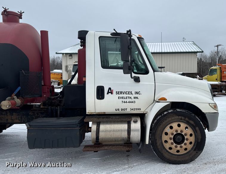 image for item EA2142 2002 International 4400 tank truck