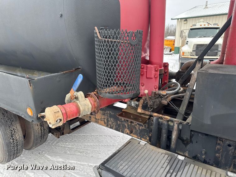 image for item EA2142 2002 International 4400 tank truck