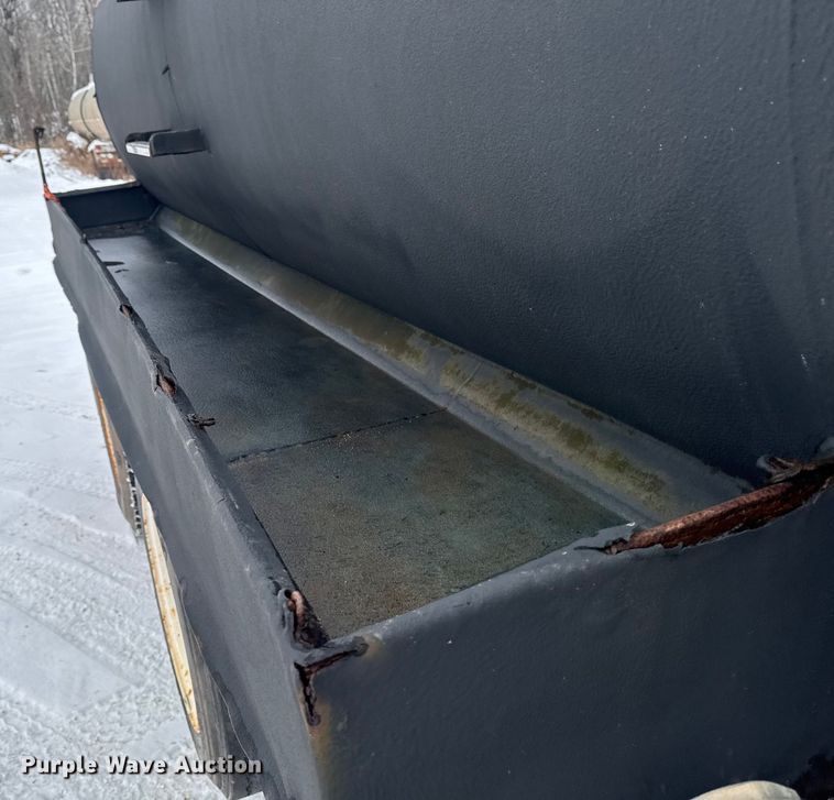 image for item EA2142 2002 International 4400 tank truck