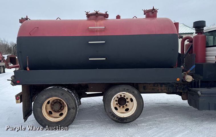 image for item EA2142 2002 International 4400 tank truck