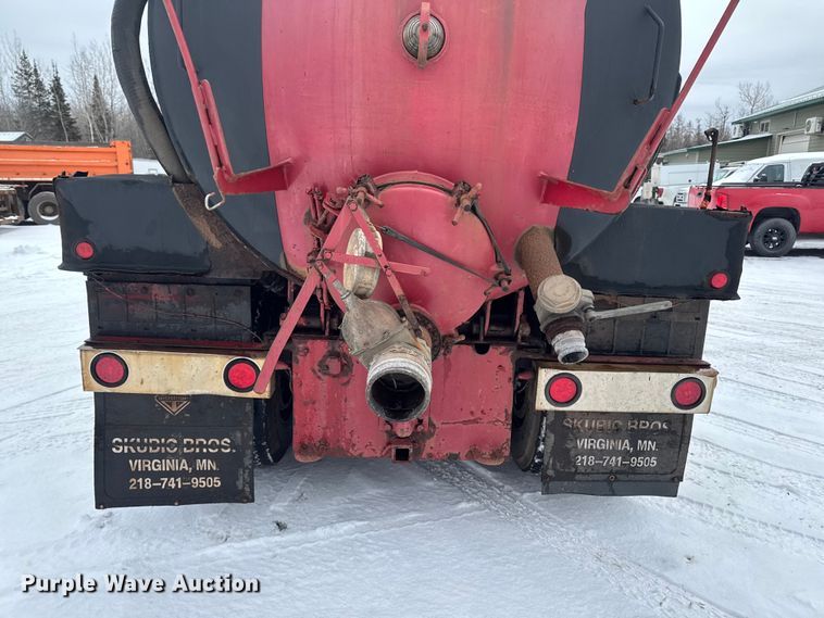 image for item EA2142 2002 International 4400 tank truck