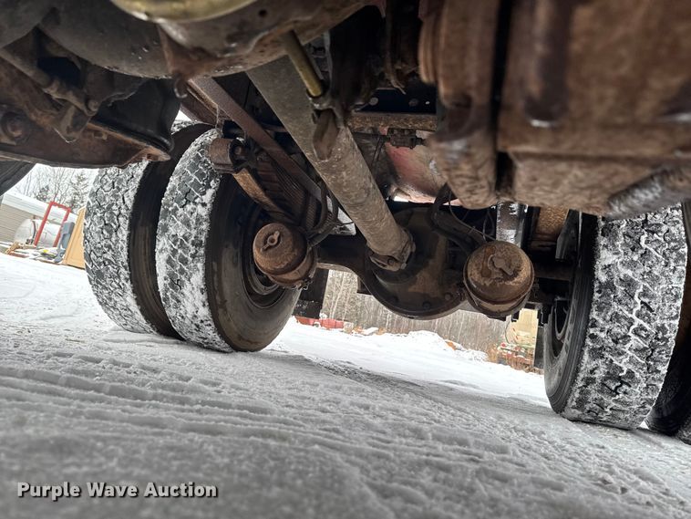 image for item EA2142 2002 International 4400 tank truck