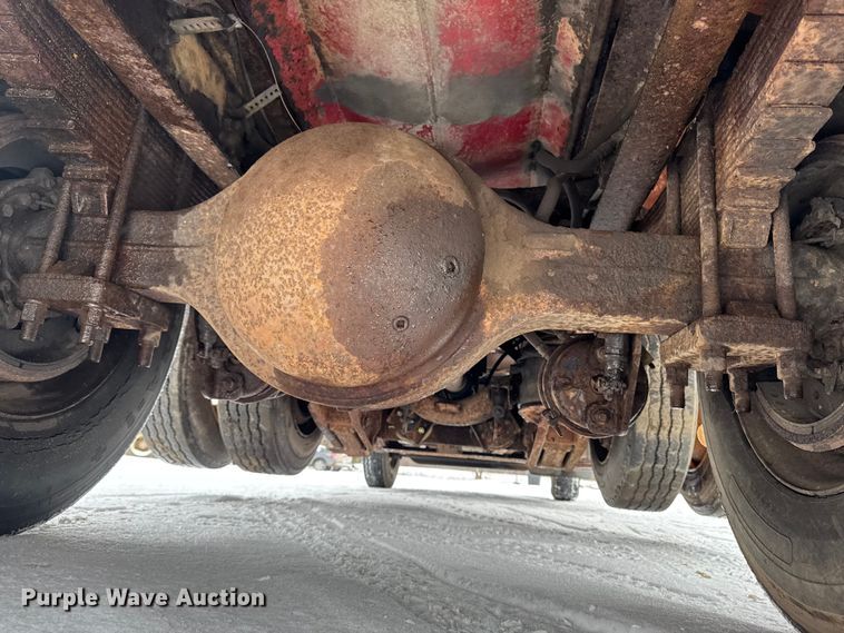 image for item EA2142 2002 International 4400 tank truck