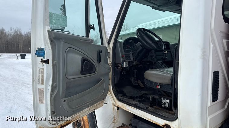 image for item EA2142 2002 International 4400 tank truck